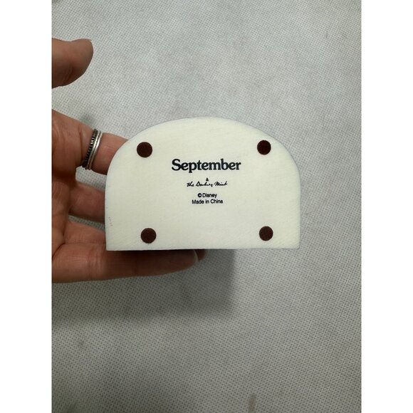 Danbury Mint Figurine Perpetual Calendar Walt Disney Daisy Duck September Apple - Picture 2 of 4